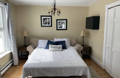 Hamilton Other | The Farmhouse - 2 ml from Colgate, king bed, family friendly, sleeps 10