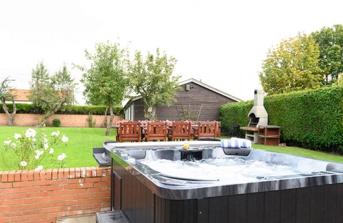 Retford Cottage | The Farmhouse - a 5 bedroom house that sleeps 16 guests