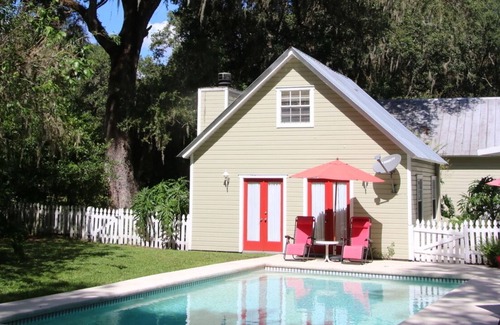 Valrico House | The Farmhouse at Country Retreat - a charming, idyllic, pet-friendly oasis
