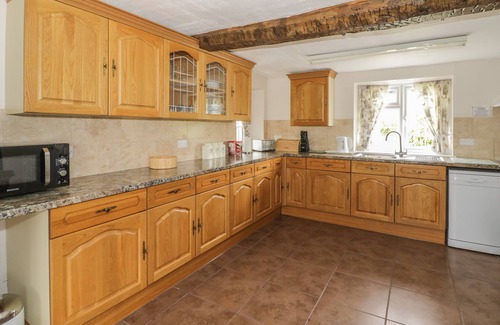 Moreton Cottage | THE FARMHOUSE, character holiday cottage, with a garden in Ledbury