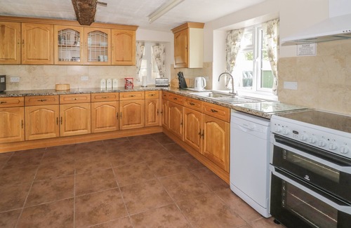 Moreton Cottage | THE FARMHOUSE, character holiday cottage, with a garden in Ledbury