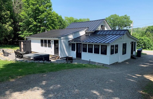 Fort Ann House | The Farmhouse- Charming 4-bedroom house with Lake Access & Hot Tub.