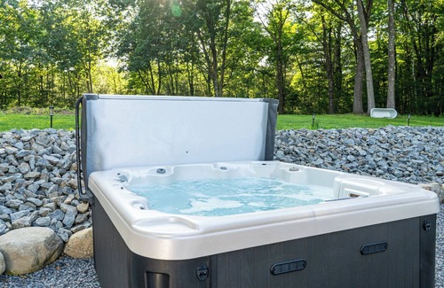 Fort Ann House | The Farmhouse- Charming 4-bedroom house with Lake Access & Hot Tub.