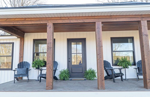 Fort Ann House | The Farmhouse- Charming 4-bedroom house with Lake Access & Hot Tub.
