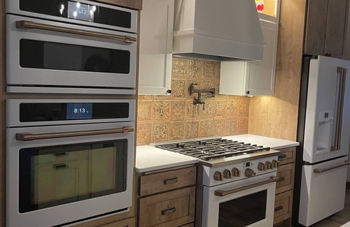 North Spearfish House | The Farmhouse in Spearfish Hot Tub 4 Stall Gar No Gravel Luxury Amenities!