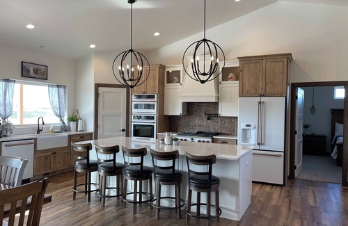 North Spearfish House | The Farmhouse in Spearfish Hot Tub 4 Stall Gar No Gravel Luxury Amenities!