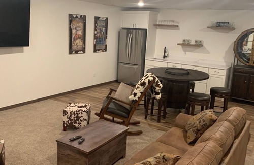 North Spearfish House | The Farmhouse in Spearfish Hot Tub 4 Stall Gar No Gravel Luxury Amenities!