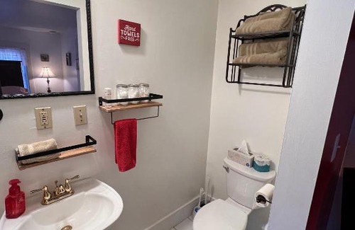 Nappanee Bed & Breakfast | The FarmHouse Inn Guest House