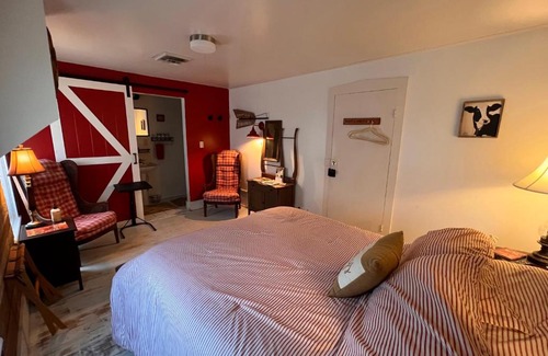 Nappanee Bed & Breakfast | The FarmHouse Inn Guest House