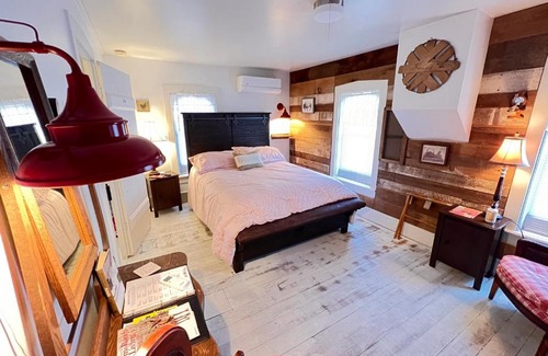 Nappanee Bed & Breakfast | The FarmHouse Inn Guest House