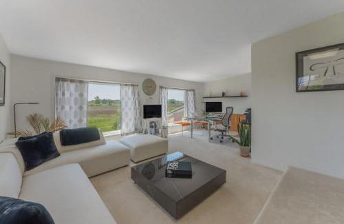 Belleville House | The Farmhouse - Luxury 5BR - Bay View - Waterfront - WFH - Home Gym