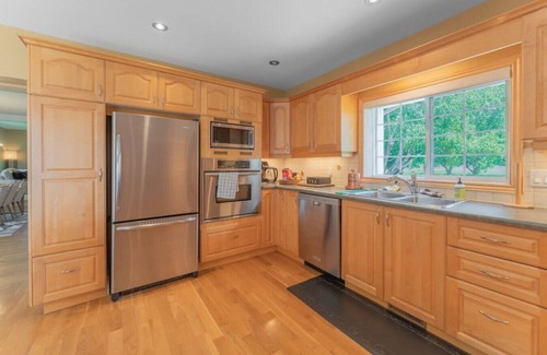 Belleville House | The Farmhouse ~ Luxury 5BR ~ Waterfront ~ Bay View ~ WFH ~ Gym