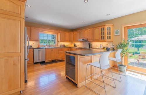 Belleville House | The Farmhouse ~ Luxury 5BR ~ Waterfront ~ Bay View ~ WFH ~ Gym