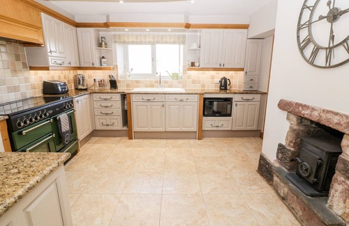 Tunstall House | THE FARMHOUSE, pet friendly, with hot tub in Biddulph