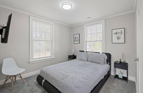 South Richmond House | The Farmhouse Spacious, Moo-tiful Haven by RVA!