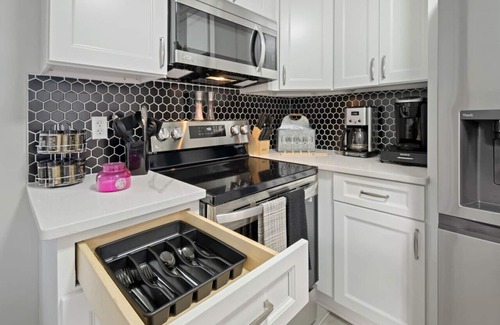 South Richmond House | The "Farmhouse": Spacious, Moo-tiful Haven by RVA!