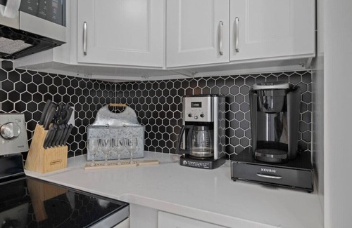 South Richmond House | The "Farmhouse": Spacious, Moo-tiful Haven by RVA!