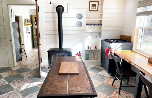 Batesville House | The Farmhouse @ The Barn Swallow in Ivy