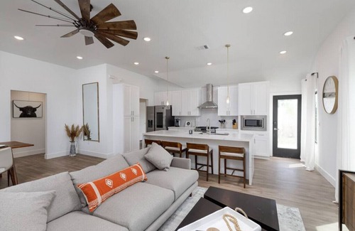 MacGregor House | The Farmhouse · The Farmhouse, Modern Luxury Retreat near Downtown