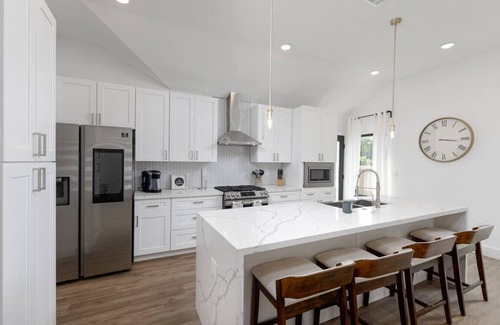 MacGregor House | The Farmhouse · The Farmhouse, Modern Luxury Retreat near Downtown