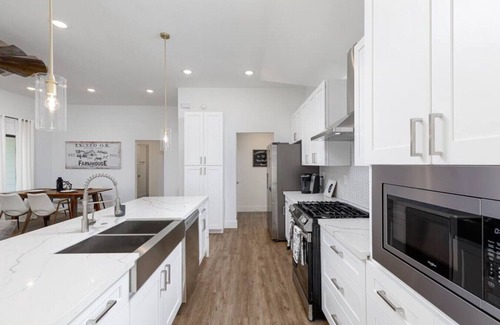 MacGregor House | The Farmhouse · The Farmhouse, Modern Luxury Retreat near Downtown