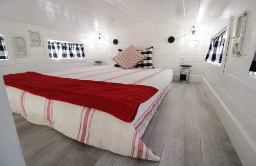 Lakeside Apartment | The Farmhouse - Tiny House - Tiny Digs Lakeshore
