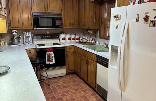 Mount Airy Other | The Farmhouse. Vintage 3-bedroom with WiFi. Mt Airy outskirts. Vineyards nearby.