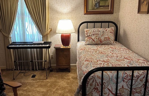 Mount Airy Other | The Farmhouse. Vintage 3-bedroom with WiFi. Mt Airy outskirts. Vineyards nearby.