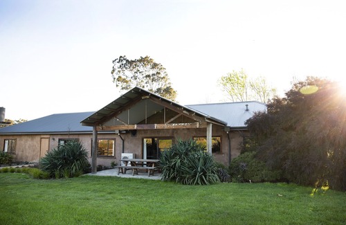 Dixons Creek House | The Farmstead - Family Accommodation
