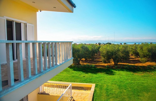 Thermaikos Villa | The FAROS Estate Angelochori - spacious villa with pool to make you feel at home