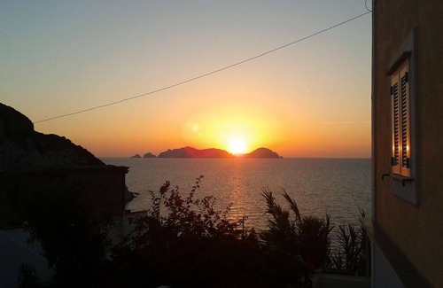 Le Forna Apartment | THE FAUN'S HOUSE IN CALA DELL'ACQUA ON THE SEA WITH A VIEW OF PALMAROLA