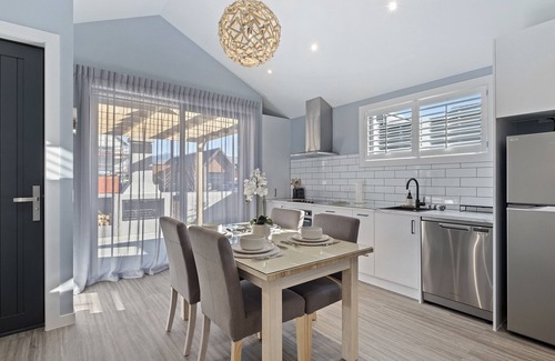 Lake Hayes Cottage | The Feather Lodge - Lake Hayes Estate Holiday Home