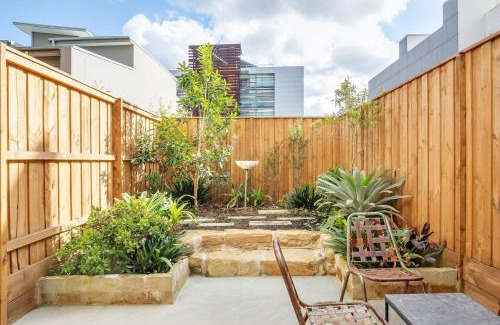 Alexandria Apartment | 'The Fern' Split-level Oasis with Lush Courtyard
