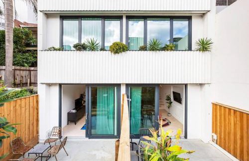 Alexandria Apartment | 'The Fern' Split-level Oasis with Lush Courtyard