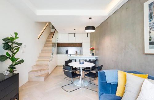 Alexandria Apartment | 'The Fern' Split-level Oasis with Lush Courtyard