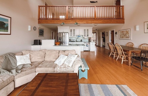 West Tisbury House | The Field House - Peaceful Martha’s Vineyard Escape with Serene Field Views