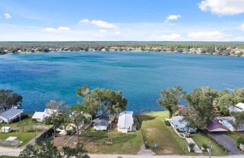 Thomas Drive House | The Fifth Promise - A Cozy Lakehouse Retreat