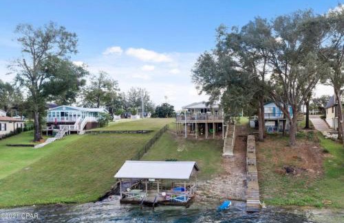 Thomas Drive House | The Fifth Promise - A Cozy Lakehouse Retreat