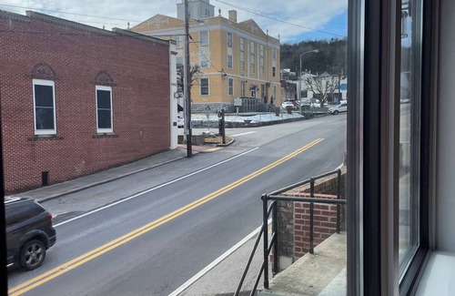 Gainesboro Apartment | The Fig Flat, a Stylish Studio Apartment with Empire King Bed in Gainesboro, TN