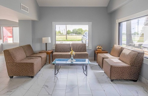 Central City House | The Finest Staycation for Couples! Pet-Friendly