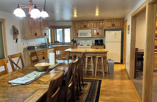 West Yellowstone House | The Firehole Cabin 418: Where Yellowstone Grandeur Meets Unrivaled Comfort