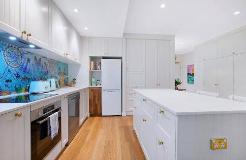 Bulimba Apartment | The Fish Bowl - Vibrant Riverside Escape with Pool