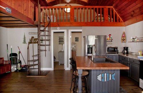 Dundee Cabin | The Fish Inn | This classic lakefront cottage sits on the East side of Waneta Lake