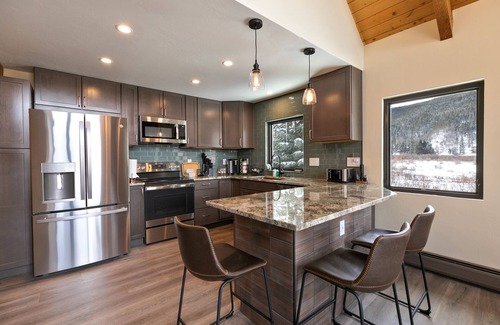 Blue River House | The Fishermen’s Place: Mountain Views + Dog Friendly