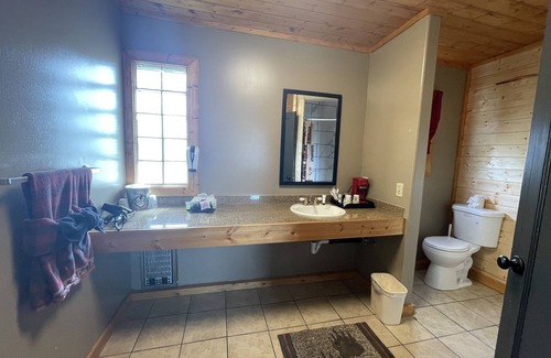 Ashton Hotel | The Fishing Bear Lodge