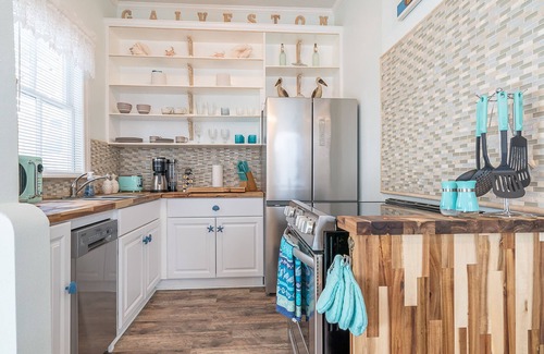 San Jacinto House | The Five Starfish Inn. Cute little beach vacation rental. 1 block to the Seawall