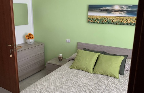Castellammare di Stabia House | The flower garden/Sunflowers Room