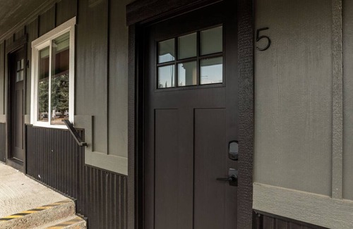 Coeur d'Alene Apartment | The Flats-Suite 5-Queen Bed-Downtown CdA!