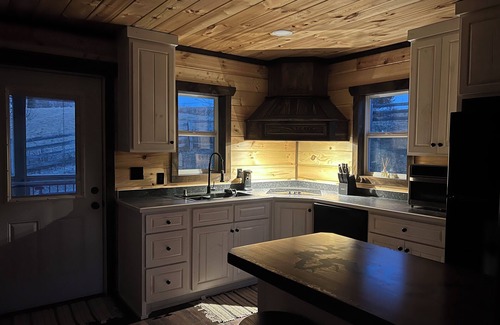 Cane Valley Cabin | The Flint House! Lovely Cabin located in beautiful Campbellsville Ky.