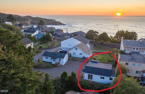 Logsden Cottage | The Flipper: 2BR Coastal Cottage Walk to Depoe Bay, Hot Tub & Arcade & Fire Pit